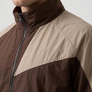 Conjunto Deportivo Retro para Hombre en Color Marrón Beige, con Ribete Personalizado, Cuello Alto, Ligero, Impermeable, para Actividades al Aire Libre, de Dos Piezas - Product Image 6