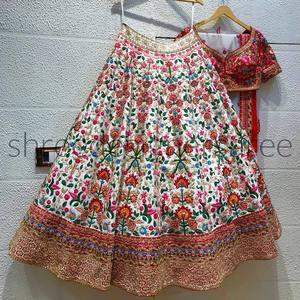 Lehenga Choli en soie pour les fêtes et les mariages, travail de bordure fantaisie, vêtements de mariage élégants - Product Image 1