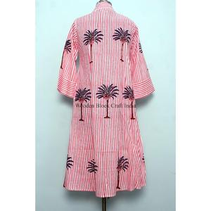 Robe décontractée mi-longue trapèze pour femme, faite main, moderne, col en V, imprimé floral au bloc, en coton écologique, respirante et lavable - Product Image 5