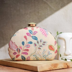 Bolso de mano tipo clutch en forma de D, beige, con lentejuelas bordadas, de diseñador, para fiestas, bodas y ocasiones especiales para mujeres. - Product Image 1