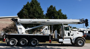 Grue de camion montée sur camion Peterbilt 365 de 2015, modèle AC38-127S-EJ, capacité de levage maximale de 76 000 lb. - Product Image 2