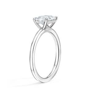 Bague de fiançailles solitaire en moissanite taille émeraude en or rose, sertissage minimaliste - Product Image 4