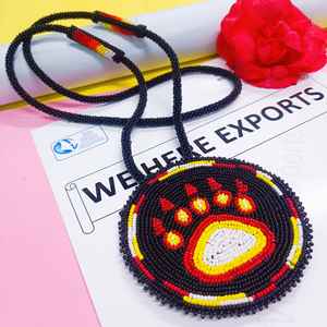 Collier pendentif patte d'ours perlé fait main avec perles noires, rouges, jaunes et blanches et cordon long pour un style artistique traditionnel - Product Image 3
