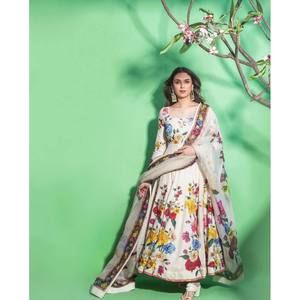 Vestido de Diseñador Hecho a Mano para Fiestas, Hermoso Estampado Floral Digital en Chifón, Silueta en A, Elegante para Eventos - Product Image 5