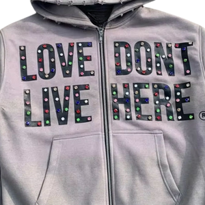 เสื้อฮู้ดซิปผู้ชายสีเทา ประดับเพชร ปักข้อความตามสั่ง สไตล์สตรีทแวร์ ผ้าฟลีซ ขายส่ง LOVE DONT LIVE HERE แฟชั่น - Product Image 4
