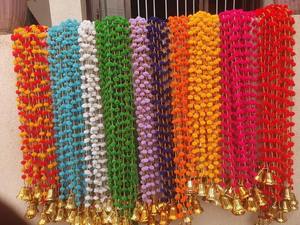 Guirlandes artisanales indiennes de pompons artificiels et de marigolds avec Gota Chakra et clochettes pour la décoration festive de la maison - Product Image 2