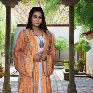 Abaya légère avec imprimé ethnique orné, tissu fluide et doux, manches amples, style ouvert sur le devant, tombé élégant, idéale pour les occasions. - Product Image 3