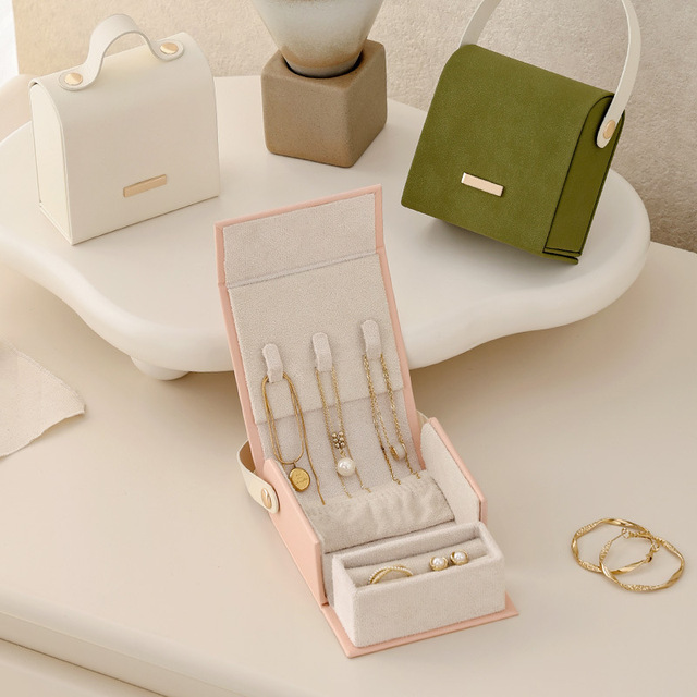 Hot Sale Mini New Style Women's White Portable Pu Leather Velvet Magnetic Closure Travel Jewelry Box Necklace Ring Storage
