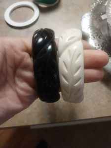 กำไลเรซิ่นทำมือสุดเก๋ ประดับดอกไม้ โปร่งใส วิบวับ น้ำหนักเบา ของขวัญเครื่องประดับสำหรับเธอ - Product Image 2