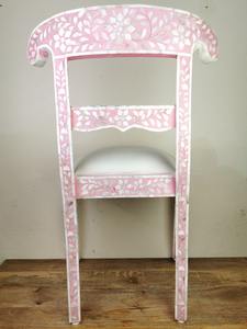 Silla Tradicional de Madera con Incrustaciones de Hueso Rosa y Tapicería Blanca, Respaldo Estilo Queen Anne, Mueble de Salón Hecho a Mano, Estilo Antiguo - Product Image 3