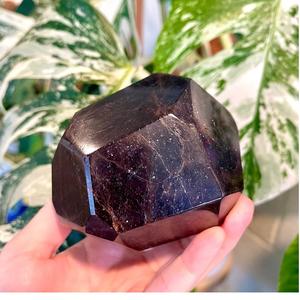 Chakralume - Esfera de Cristal de Granate Rojo Natural, Dodecaedro Facetado, Bola de Cristal Pulida, Piedra Curativa, Reiki, Meditación, Feng Shui - Product Image 6