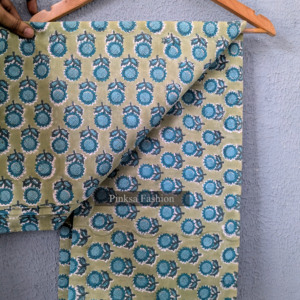 Tela de Algodón Peinado Estampada a Bloque Hecha a Mano en Jaipur, con Estampado Floral Teal, Tela India al por Mayor para Prendas de Mujer y Niña - Product Image 4