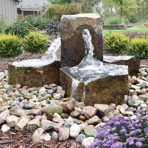 Fontaine moderne en pierre naturelle de basalte avec colonnes, ensemble de fontaines centrales avec 3 colonnes superposées pour aménagement paysager de jardin - Product Image 5