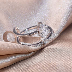 Anillo de Compromiso de Plata de Ley 925 con Circonita Cúbica en Forma de Pera de 1.50 CT, Anillo de Boda con Incrustaciones de Diamantes, Regalo para Mujer - Product Image 2