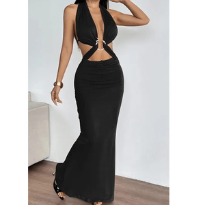 Vestido de noche maxi ajustado con corte halter, escote recortado, anillo metálico frontal, espalda descubierta y fruncido, ideal para fiestas. - Product Image 1