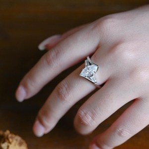 Anillo de banda cruzada de moissanita con corte marquesa de 1 quilate, plata 925 con baño de rodio, regalo especial para tu pareja - Product Image 5