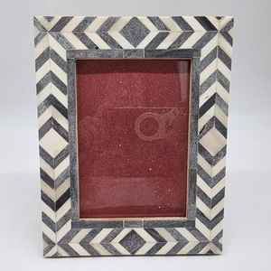 Cadre photo moderne de luxe fait main en os incrusté avec impression personnalisée et bandes noires pour décoration de table - Product Image 1