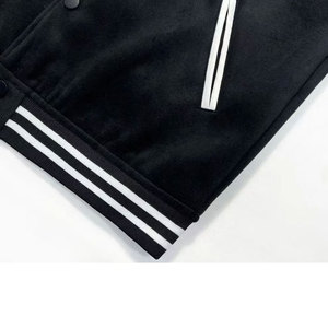 เสื้อแจ็คเก็ตวาร์ซิตี้สีดำสำหรับผู้ชาย ผ้าฟลีซ ปกคอพับ ทรงปกติ สไตล์ลำลอง ติดกระดุมแถวเดียว - Product Image 4