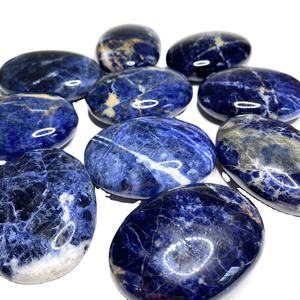 Vente en gros de sodalite sculptée pierre de palme polie pour la méditation naturelle Reiki énergie de poche pierre semi-précieuse pour Feng - Product Image 1