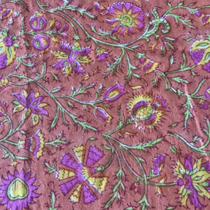 ผ้าฝ้ายพิมพ์ลายด้วยมือ – ลายดอกไม้พื้นบ้านสีสันสดใส |   สีม่วงและสีเหลืองบนพื้นสีน้ำตาลสนิม |   สิ่งทอทำมือจากอินเดีย - Product Image 1