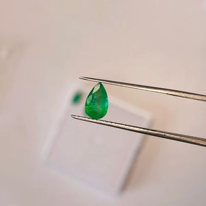 มรกตธรรมชาติจากแซมเบีย รูปทรงลูกแพร์ 3 เม็ด น้ำหนัก 3.57 กะรัต คุณภาพดี สีเขียวสวยงาม เงางาม ขัดเงาอย่างสมบูรณ์แบบ เหมาะสำหรับทำเครื่องประดับ - Product Image 3