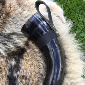 Corne à boire artisanale durable et de qualité alimentaire avec support, taille personnalisée, authentique, pour vin, cidre, bière, style Viking - Product Image 1
