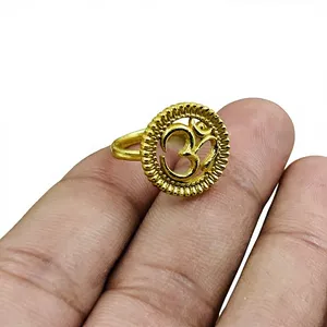 Bagues Om au design bohème, cercles en laiton plaqué or 18 carats pour femmes, bijoux délicats religieux, spirituels et de yoga pour la vente en gros/OEM/ODM - Product Image 1