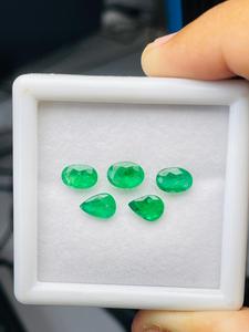 Esmeralda natural, 5 piezas de piedras preciosas de grado AAA, súper brillo, bonito color verde, corte perfecto, pulido y elaboración para cualquier uso en joyería. - Product Image 1