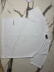 เสื้อยืดคอกลมแขนสั้นสีเบอร์กันดีสำหรับผู้ชาย ทรงปกติ ผ้าคอตตอนเจอร์ซีย์ ดีไซน์เรียบง่าย สีพื้น - Product Image 4