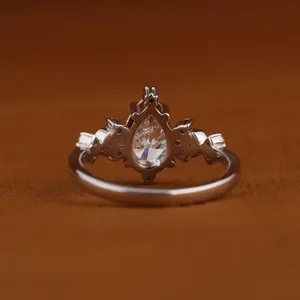 Anillo de Diamantes con Corte Esmeralda y Tres Piedras, Engaste de Garra, Anillo de Compromiso para Mujer, Talla Personalizada - Product Image 3