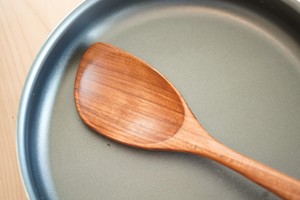 Cuchara de servir de madera de Neem hecha a mano, diseño minimalista, mango largo, acabado natural, hecha a mano para uso en la mesa. - Product Image 3
