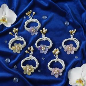 Eleve las celebraciones con un exquisito conjunto de anillos florales de perlas hechos a mano, diseñado con elegancia para bodas, compromisos y mehendi. - Product Image 1