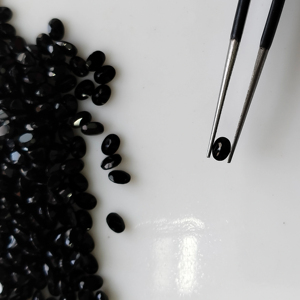 พลอยออนิกซ์สีดำธรรมชาติ 3x2 มม. รูปทรงวงรี คุณภาพดีที่สุด พลอยหลวมสำหรับทำเครื่องประดับ เรดเมาท์เทน เจมส์ R1BSOCT32 - Product Image 1