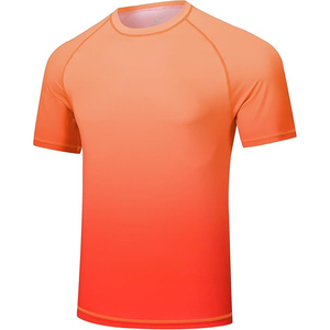 เสื้อแรชการ์ดผู้ชายสีส้มสดแบบไล่เฉดสี แขนสั้น ป้องกันแสงแดด UPF 50+ แห้งเร็ว สำหรับเล่นกีฬาทางน้ำ - Product Image 1