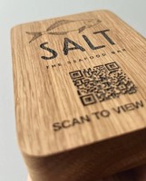 Support de menu rectangulaire en bois gravé au laser avec logo personnalisé, code QR, écologique, pour table, style antique et moderne