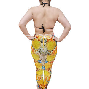 Conjunto de Top de Bikini con Estampado de Piel de Serpiente Vibrante y Leggings de Cintura Alta |   Conjunto de 2 piezas de ropa deportiva y traje de baño con estampado de animales coloridos - Product Image 4