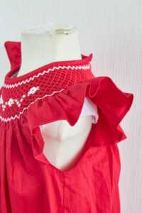 Robe rouge pour bébé avec manches bouffantes et smocks faits main |   Robe pour bébé brodée à la main avec smocks |   Vêtements pour bébés en gros OEM - Product Image 5