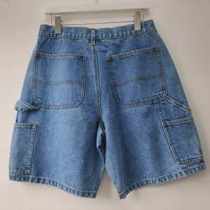 Shorts en jean délavé bleu clair pour hommes, coupe ample, personnalisables avec broderie et impression, design exclusif, vente en gros - Product Image 3