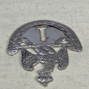 Cette pièce de collection vintage est une plaque shako argentée, ornée d'un aigle couronné sur un emblème numéro 1. - Product Image 3