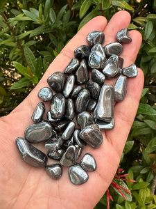 Vente en gros de gravier de cristal d'hématite et d'agate poli et gravé de 3-5 mm, pierre de guérison en vrac pour la décoration intérieure chez Amayra Crystal Exports India - Product Image 2