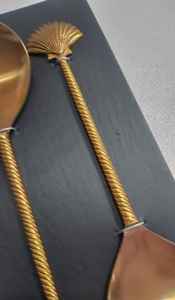 Juego de 2 utensilios para ensalada con diseño de concha marina, mango de latón y cabezal de acero inoxidable, ecológicos, con acabado en latón antiguo. - Product Image 3