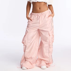 กางเกงคาร์โก้ขากว้างสีชมพูสำหรับผู้หญิง ผ้าไนลอนน้ำหนักเบา สไตล์ลำลอง สตรีทแวร์ รับผลิตแบบ OEM พร้อมรับทำแบรนด์ส่วนตัว - Product Image 1
