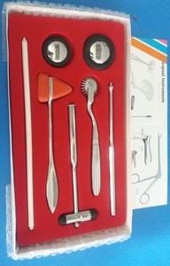 Marteau de réflexes neurologiques Taylor avec tête rouge discrète en acier inoxydable – Outils et fournitures pour médecins - Product Image 2