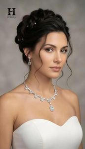 Juego de Joyería Nupcial de Lujo con Diamantes, Collar con Colgante de Oro Blanco de 14K con Corte Esmeralda y Pendientes Colgantes con Halo a Juego, Juego de Moissanita - Product Image 4