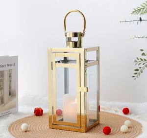 Lanterne en fer forgé artisanale avec panneaux en verre pour la décoration de Noël et de Pâques, utilisation intérieure et extérieure - Product Image 4