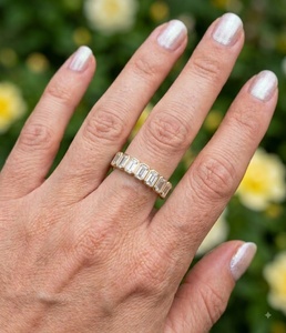 Anillo de media eternidad con bisel de oro macizo de 14K, corte esmeralda, circonita cúbica, diamante, banda de boda, joyería fina personalizada - Product Image 2