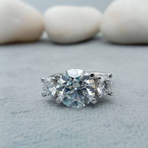 แหวนเพชรคลาสสิกคุณภาพดีที่สุดสำหรับคอลเลกชันเครื่องประดับเจ้าสาว ใช้ในพิธีแต่งงานแบบดั้งเดิม มีจำหน่ายในราคาส่งออก - Product Image 1