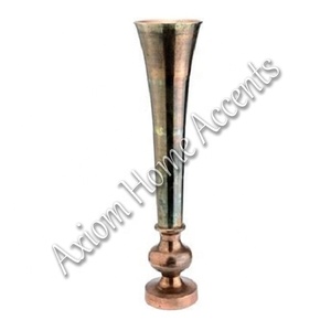 Jarrón de metal dorado contemporáneo con estética moderna, ideal para una decoración elegante del hogar por Axiom Home Accents - Product Image 5