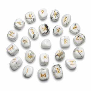 Juego de Runas Talladas en Howlite Blanca, Runas Elder Futhark, Piedras de Cristal Talladas, Bolsa de Terciopelo, Feng Shui, Meditación Espiritual - Product Image 1