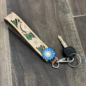 Correa de cuero de vaca hecha a mano por un diseñador con concho metálico de girasol y cierre de mosquetón, llavero estilo western. - Product Image 5
